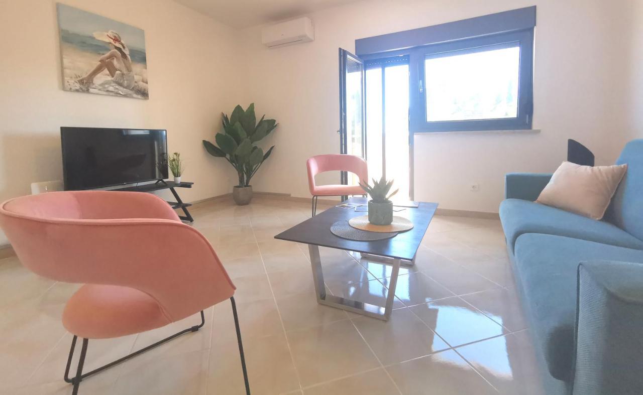 Apartment Pineta With Terrace & Park Wood View Pula Exterior foto